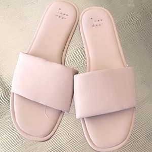 🍃A New Day slippers Sz 7